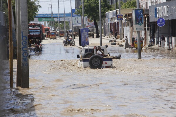 在索马里首都,暴雨造成齐腰高的洪水,至少7人死亡
