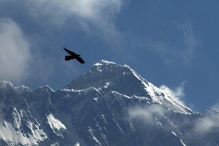 探险组织者表示,两名登山者在珠穆朗玛峰上死亡