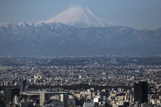 一名从日本富士山被空运上来的男子几天后返回山坡,再次获救