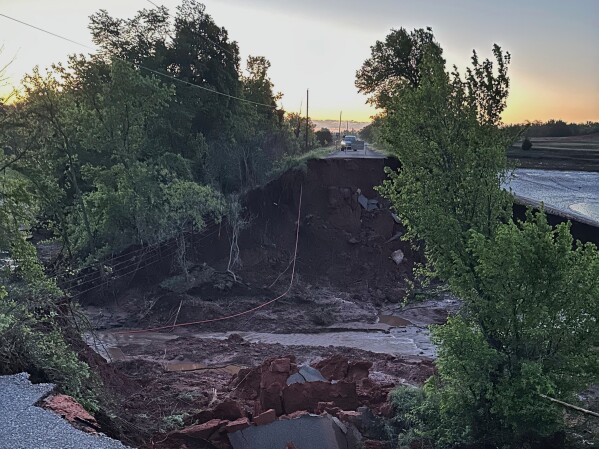 暴雨打破了俄克拉何马州农村的记录,冲毁了道路