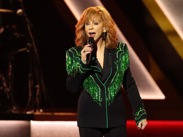 ACM奖2025年的特点是Reba McEntire作为主持人和顶级表演
