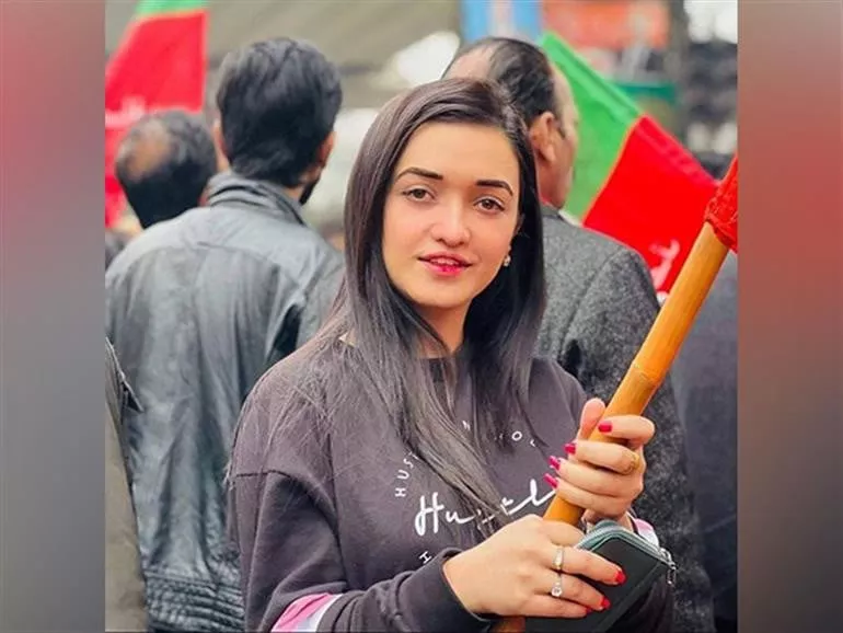 PTI活动家Sanam Javed,丈夫被拉合尔警方逮捕