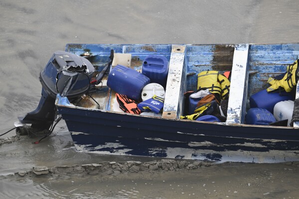 海岸警卫队表示,一艘小船在圣地亚哥附近倾覆,造成3人死亡,9人失踪