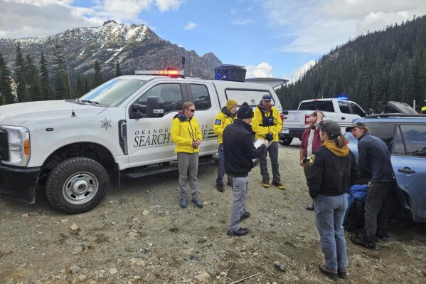 三名登山者从400英尺高处摔下身亡。一名登山者幸免于难,并将车开到了一个公用电话处