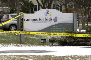 警方逮捕了在威斯康辛州宗教学校杀害2人的15岁男孩的父亲