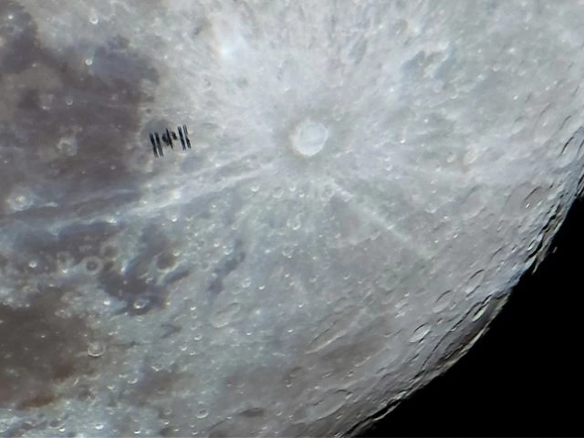 冷战时期的苏联宇宙飞船宇宙482号在轨道上运行53年后返回