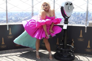 《保罗的变装比赛》(RuPaul ' s Drag Race)的变装演员吉格里·卡连特(Jiggly Caliente)在住院治疗后去世,享年44岁